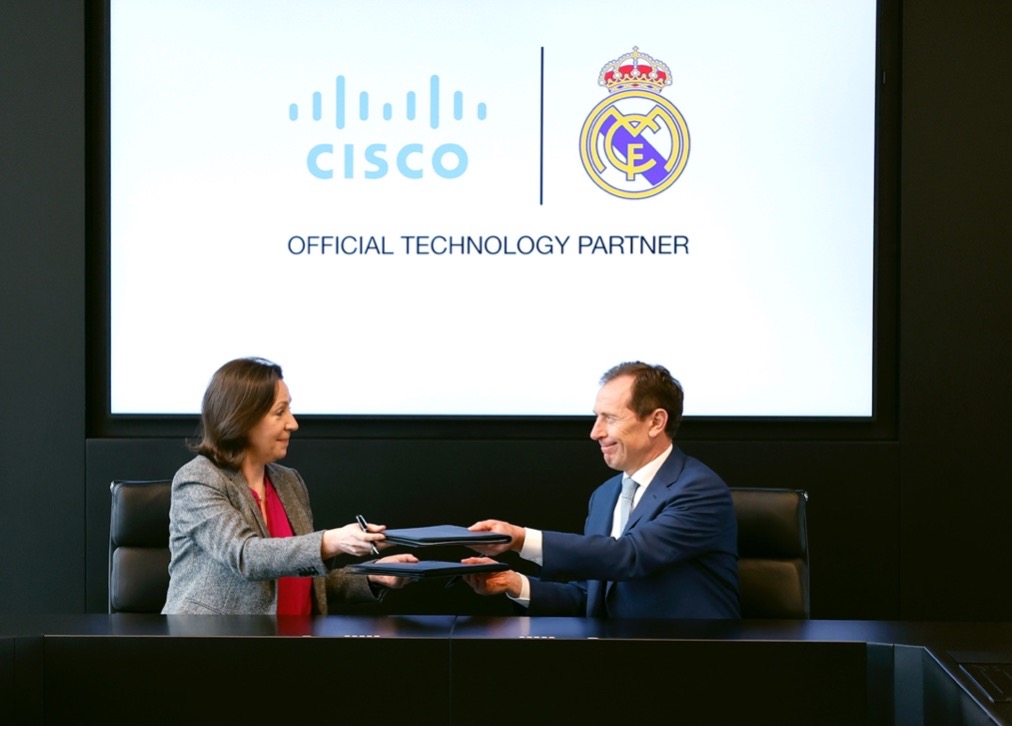 Wendy Mars and Emilio Butragueño, during the signing of the partnership