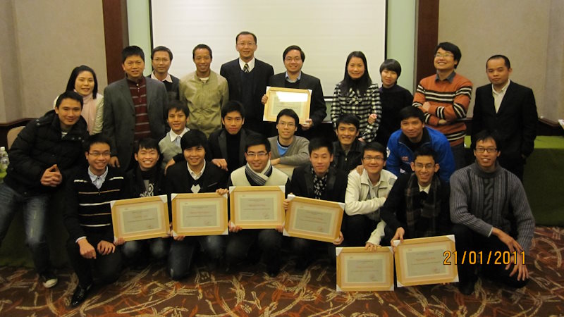 Two rows of people pose together for the Cisco Vietnam Internship Closing Ceremony.